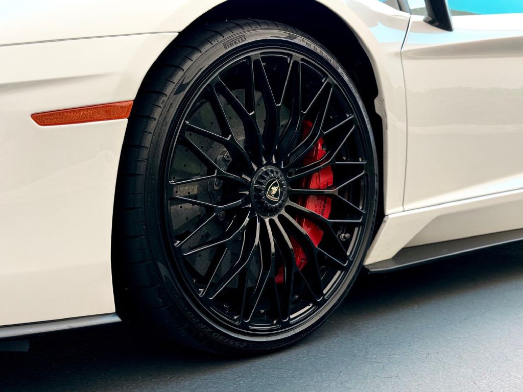 2019 Lamborghini Aventador Image 14