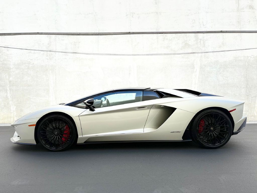 2019 Lamborghini Aventador Image 15