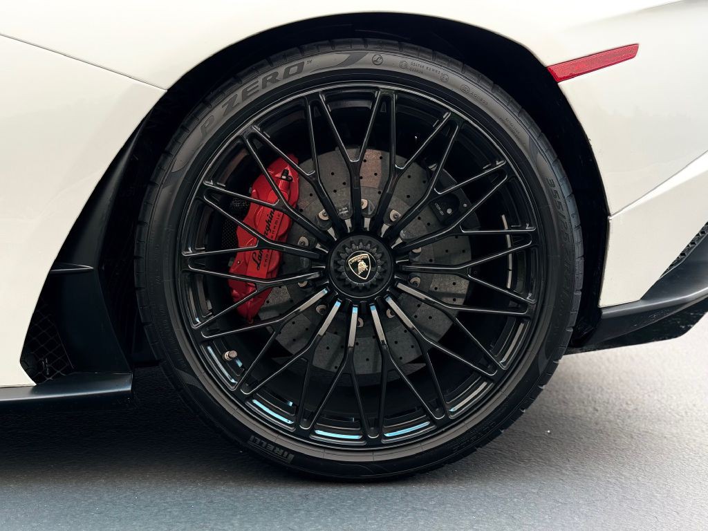 2019 Lamborghini Aventador Image 17