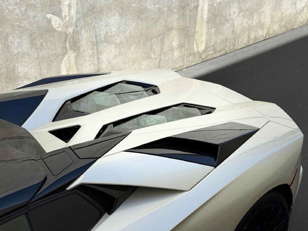 2019 Lamborghini Aventador Image 18