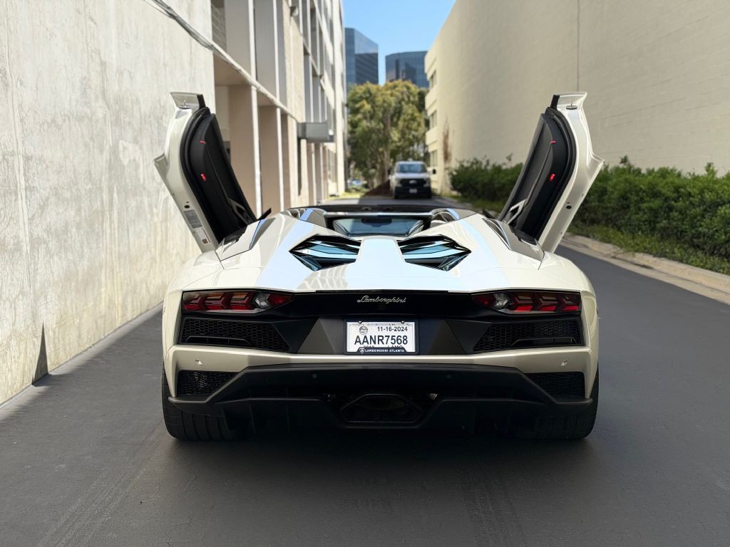 2019 Lamborghini Aventador Image 30