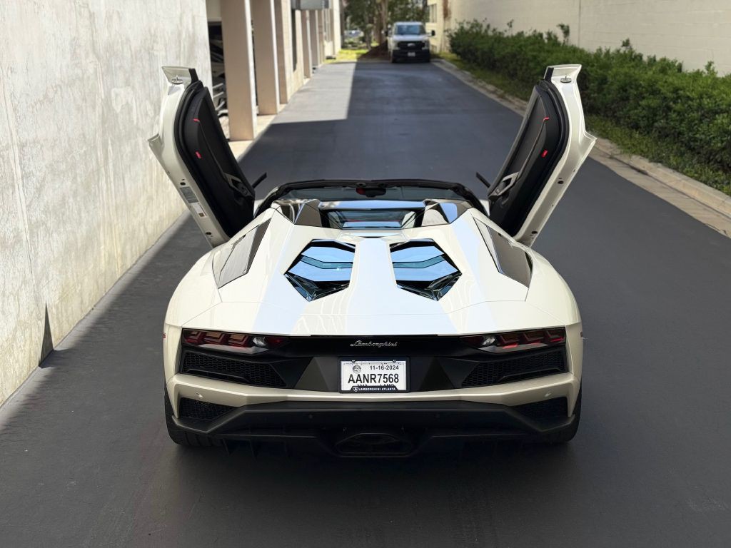 2019 Lamborghini Aventador Image 31