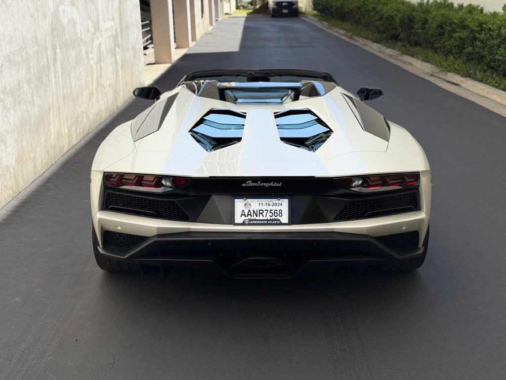 2019 Lamborghini Aventador Image 32
