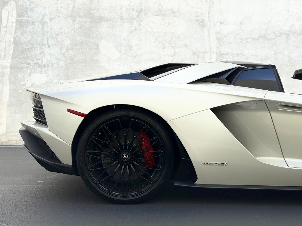 2019 Lamborghini Aventador Image 34