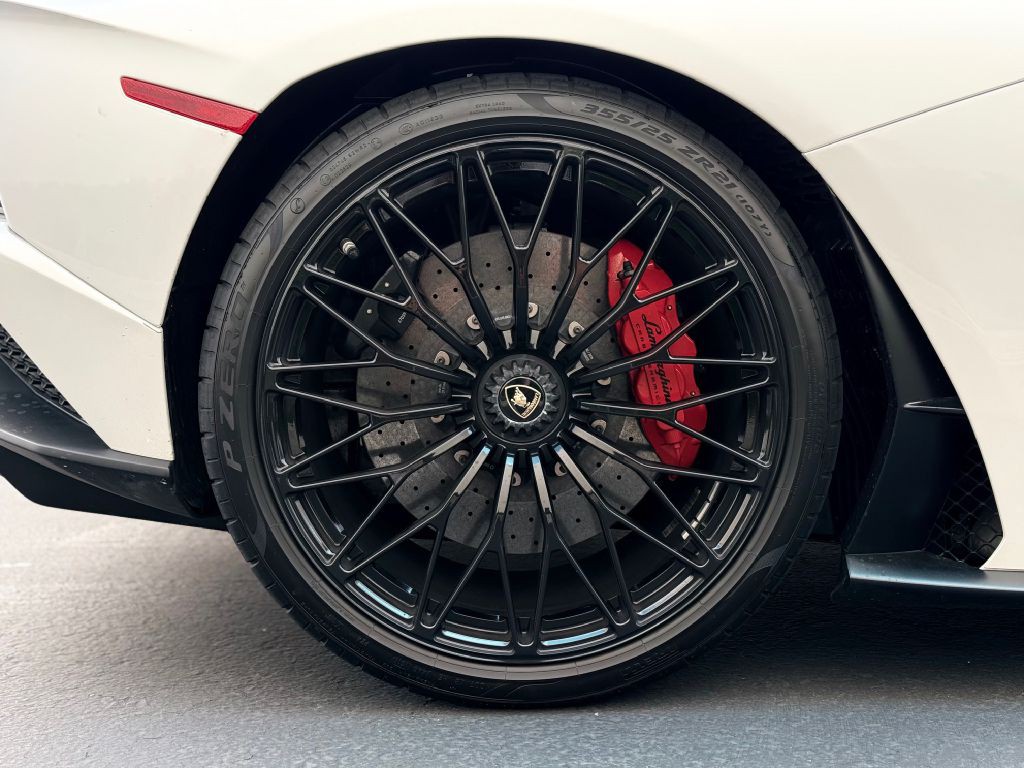 2019 Lamborghini Aventador Image 35