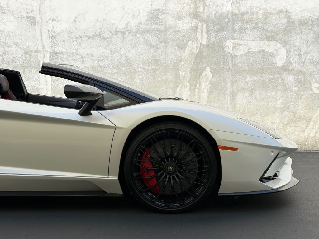 2019 Lamborghini Aventador Image 36