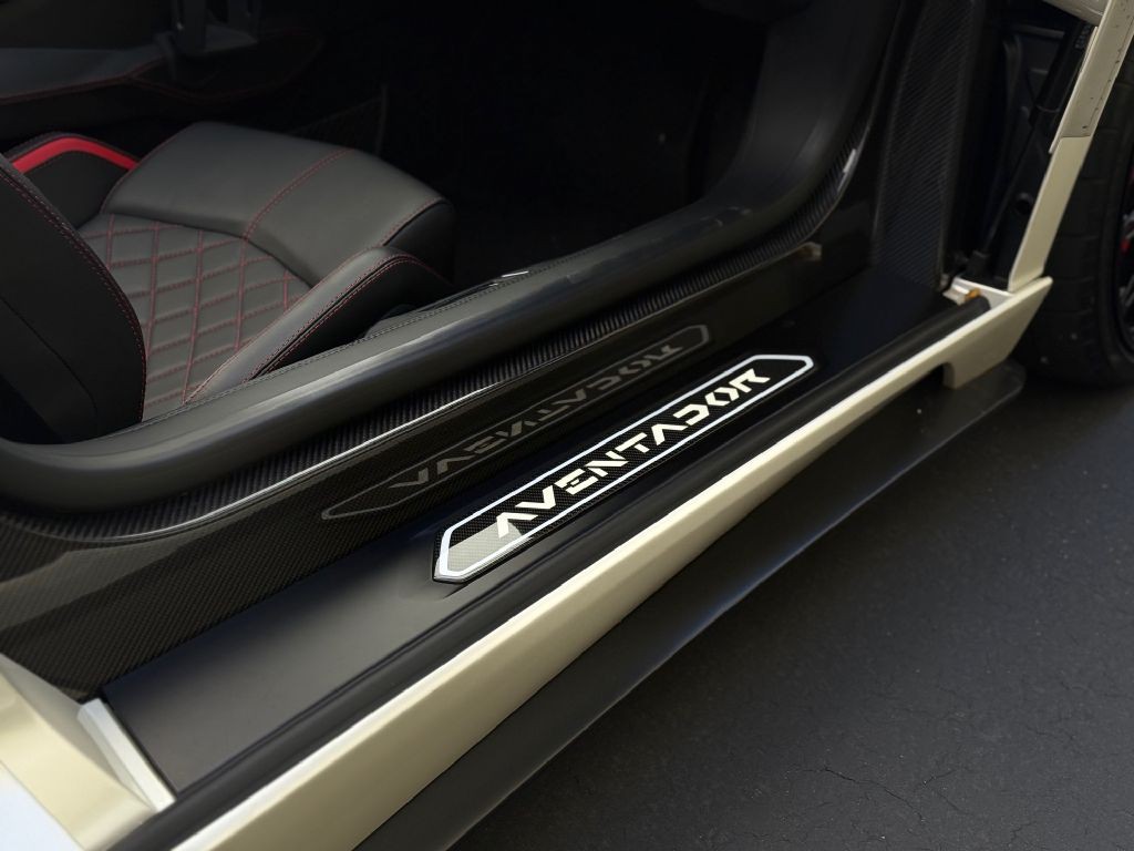 2019 Lamborghini Aventador Image 40