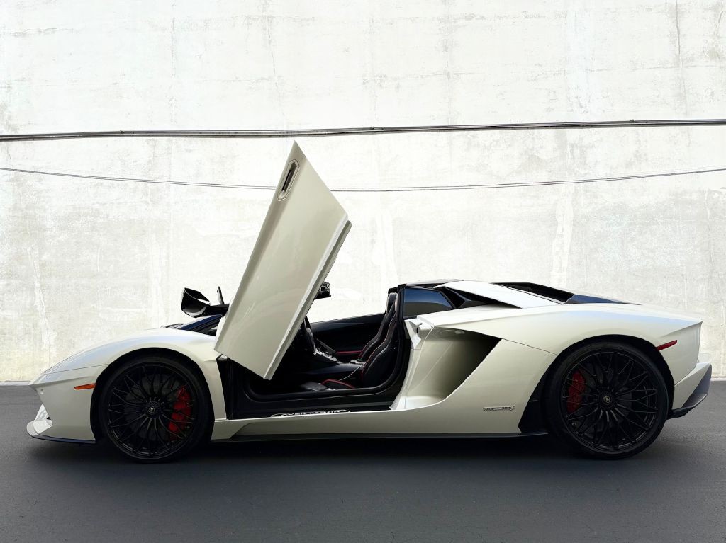2019 Lamborghini Aventador Image 27