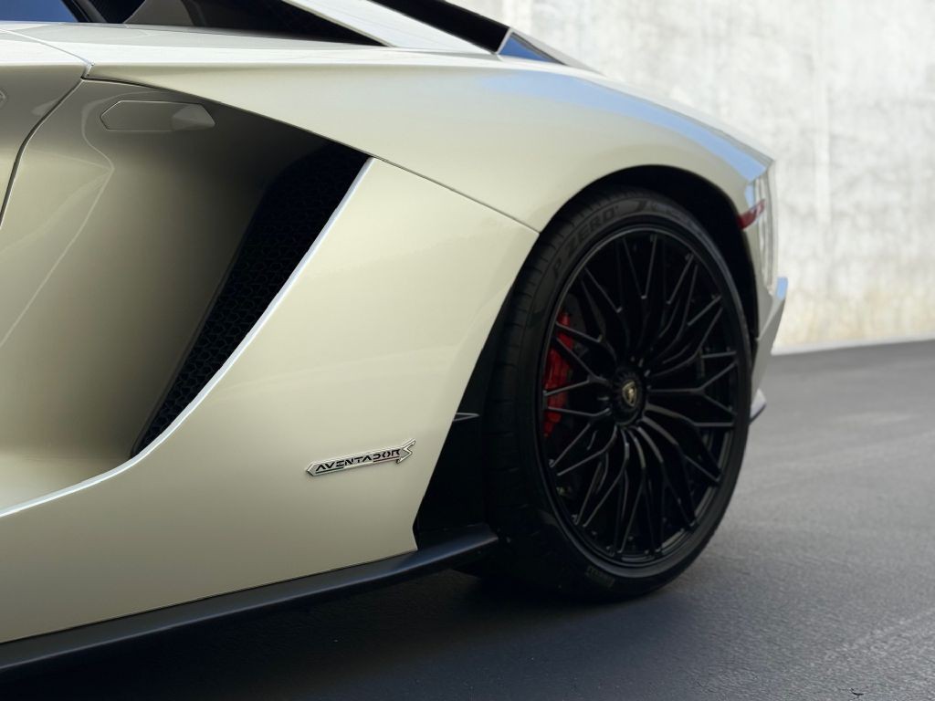 2019 Lamborghini Aventador Image 28