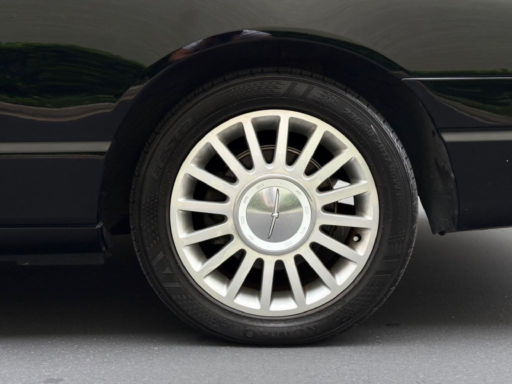 2005 Ford Thunderbird Image 9