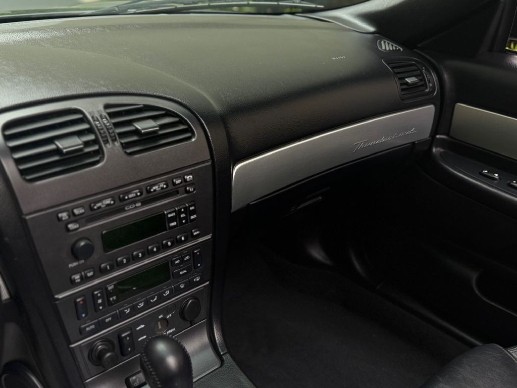 2005 Ford Thunderbird Image 25
