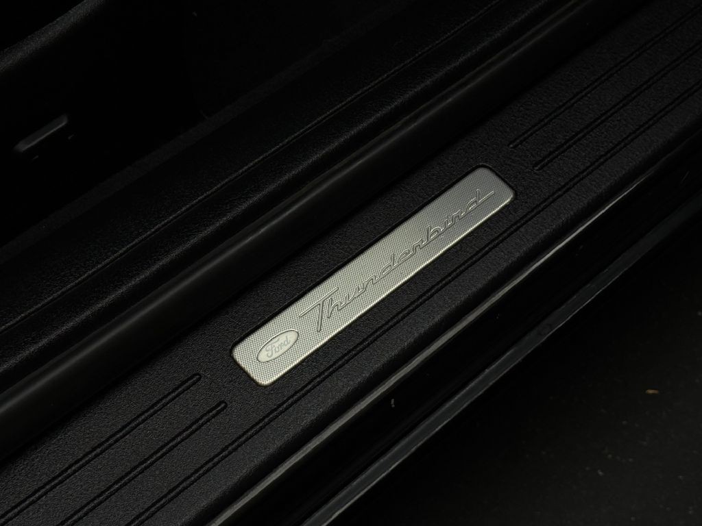2005 Ford Thunderbird Image 29