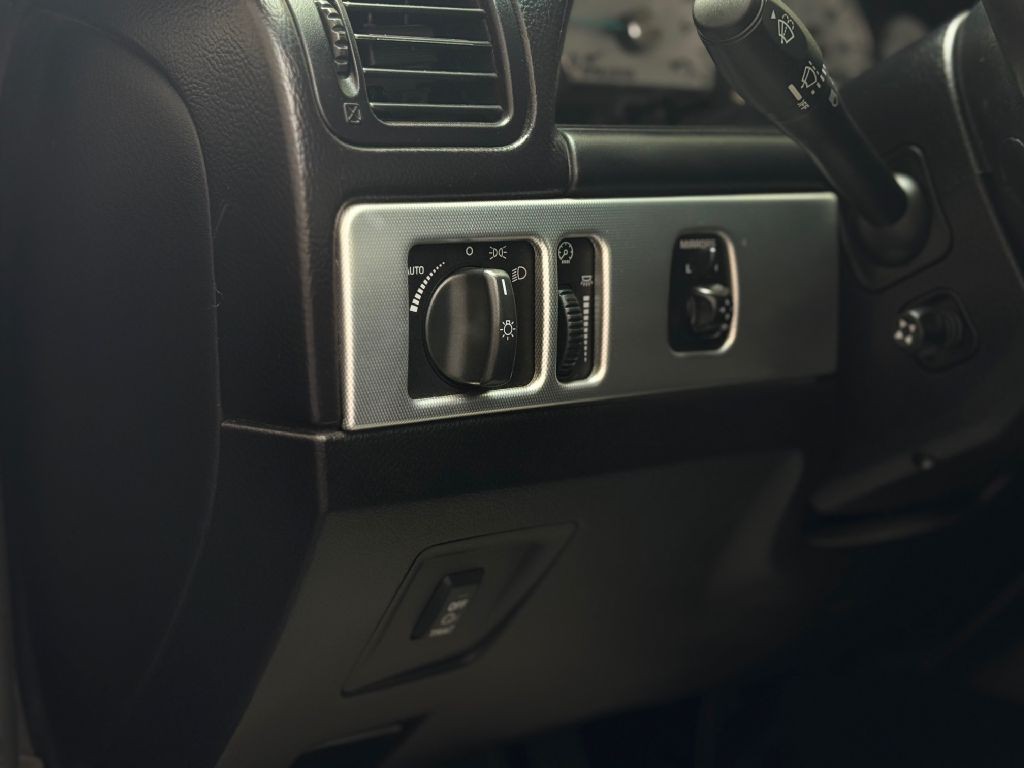 2005 Ford Thunderbird Image 35