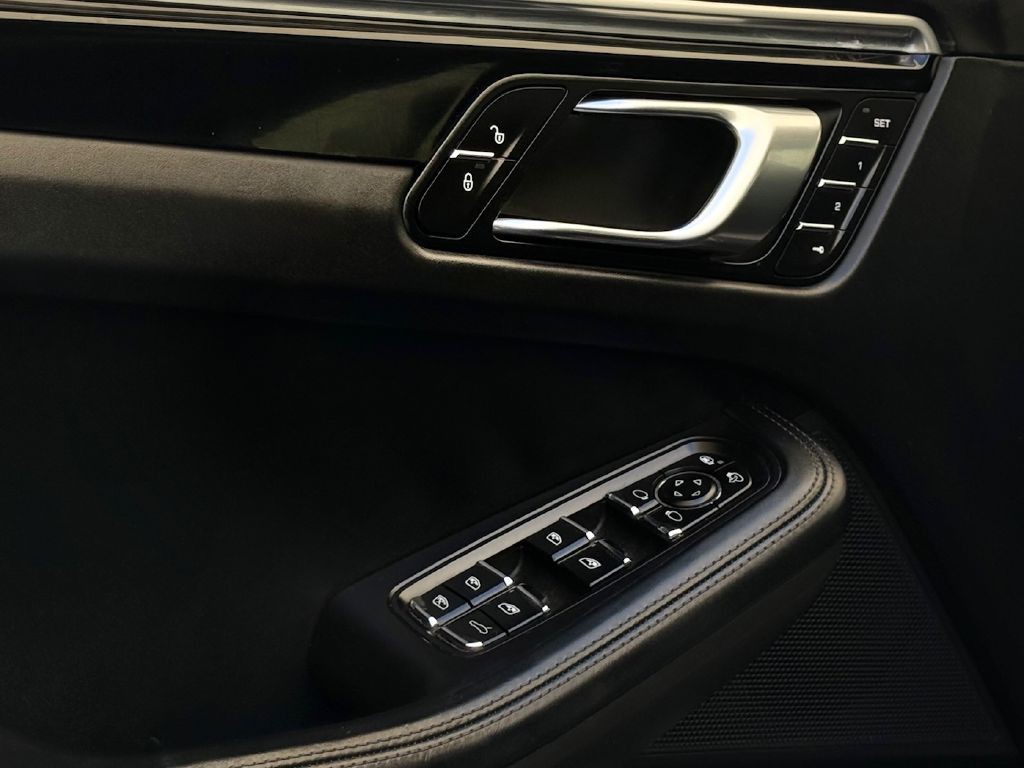 2018 Porsche Macan Image 29
