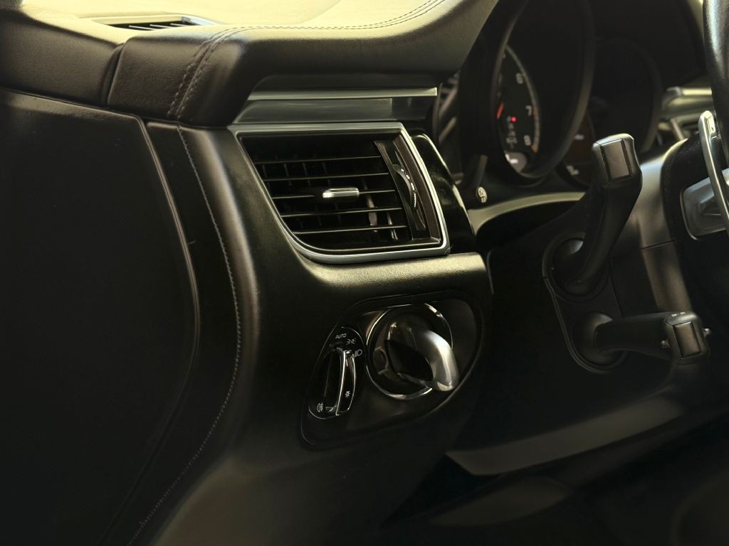 2018 Porsche Macan Image 33