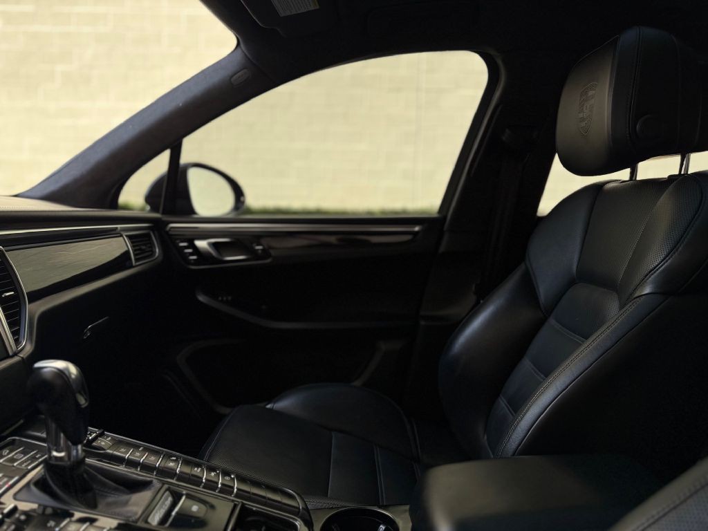 2018 Porsche Macan Image 37