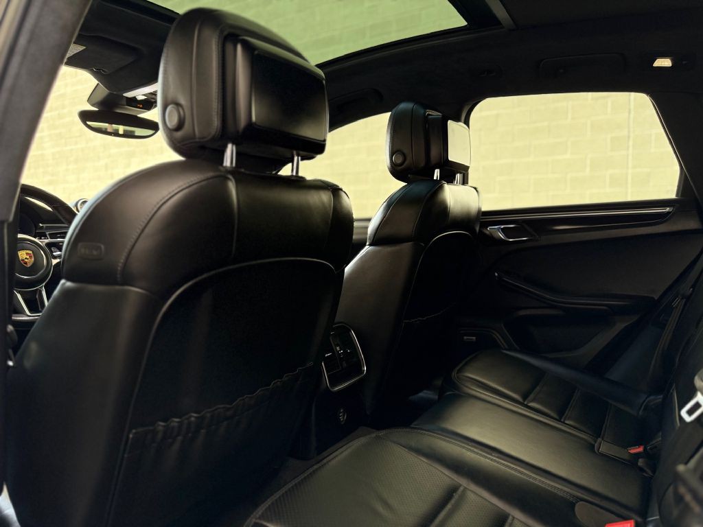 2018 Porsche Macan Image 38