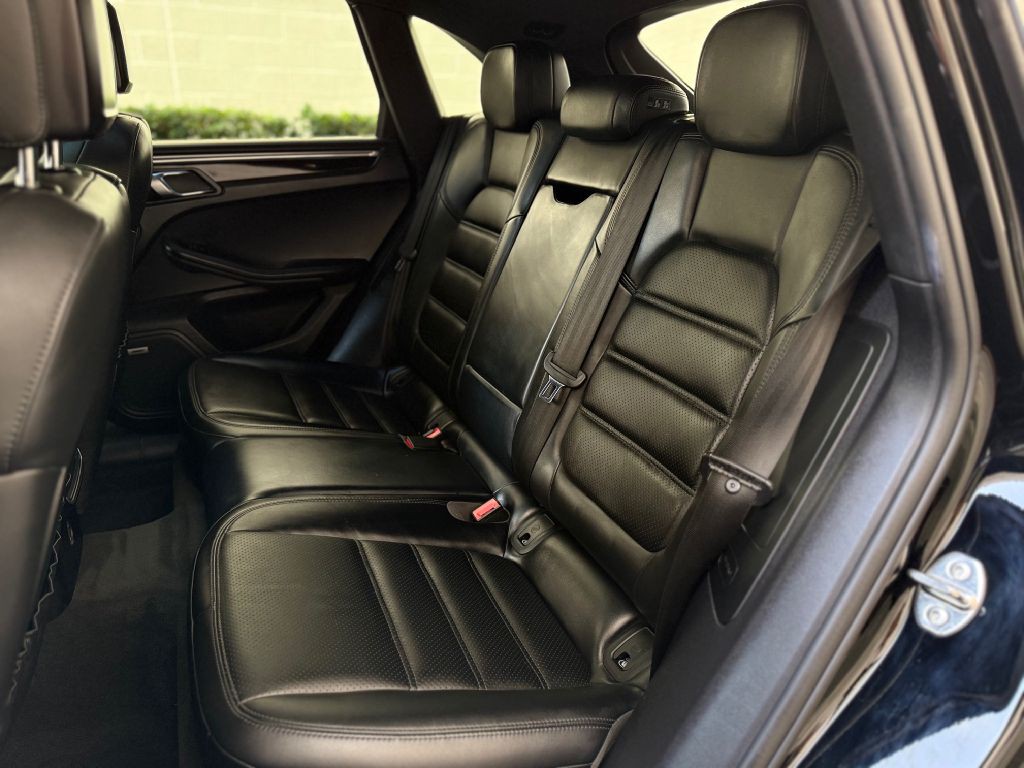 2018 Porsche Macan Image 39