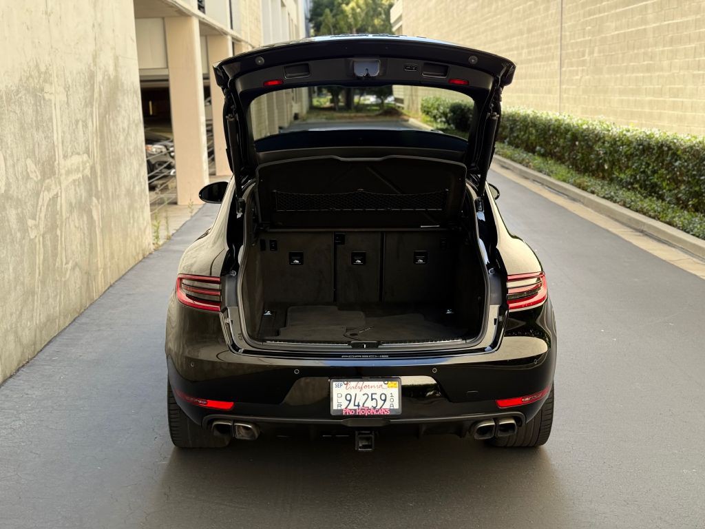 2018 Porsche Macan Image 40