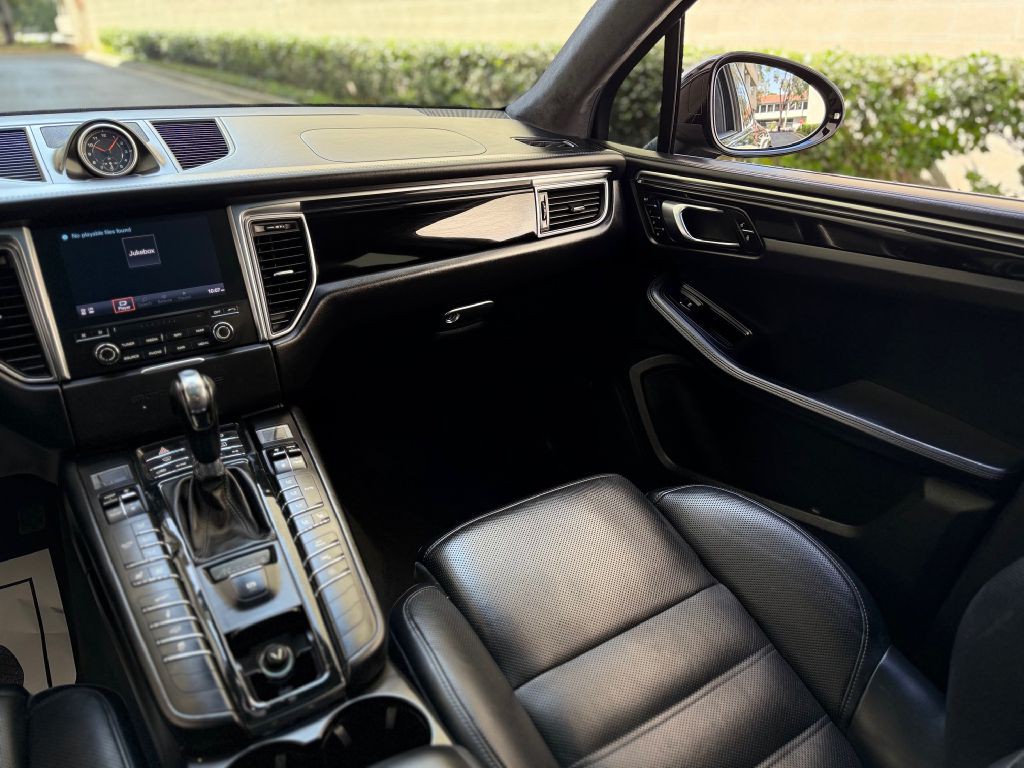 2018 Porsche Macan Image 47
