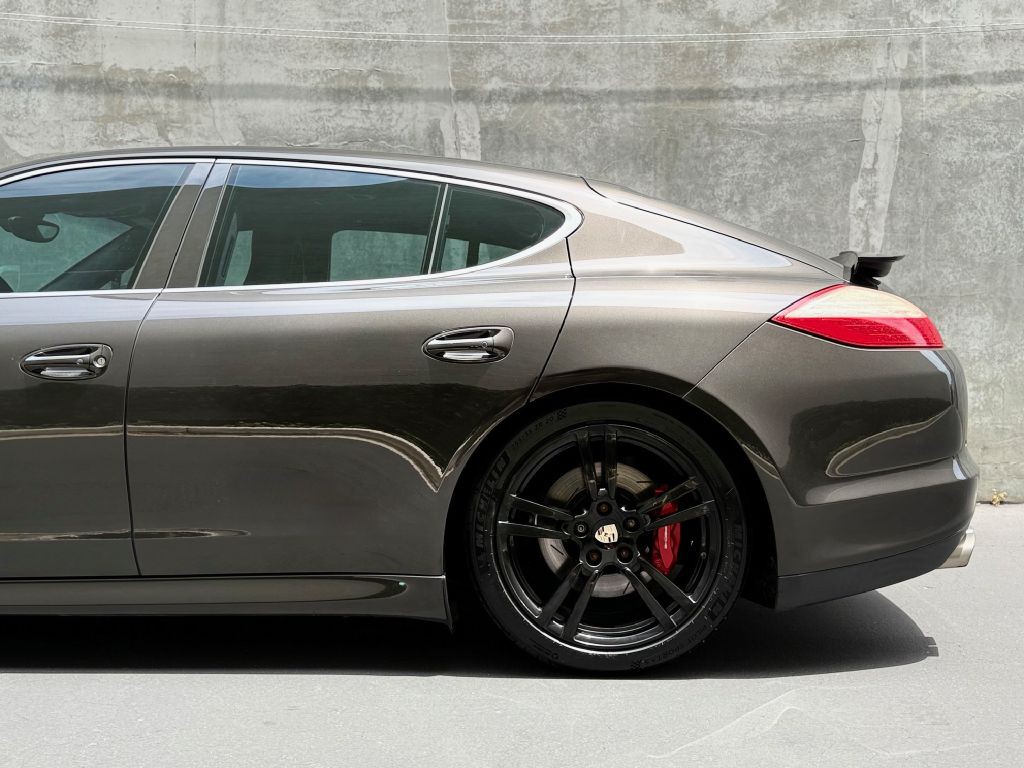 2011 Porsche Panamera Image 8