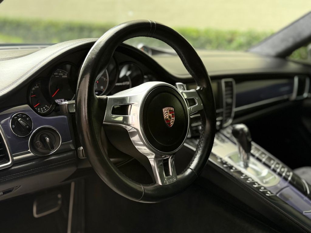 2013 Porsche Panamera Image 32