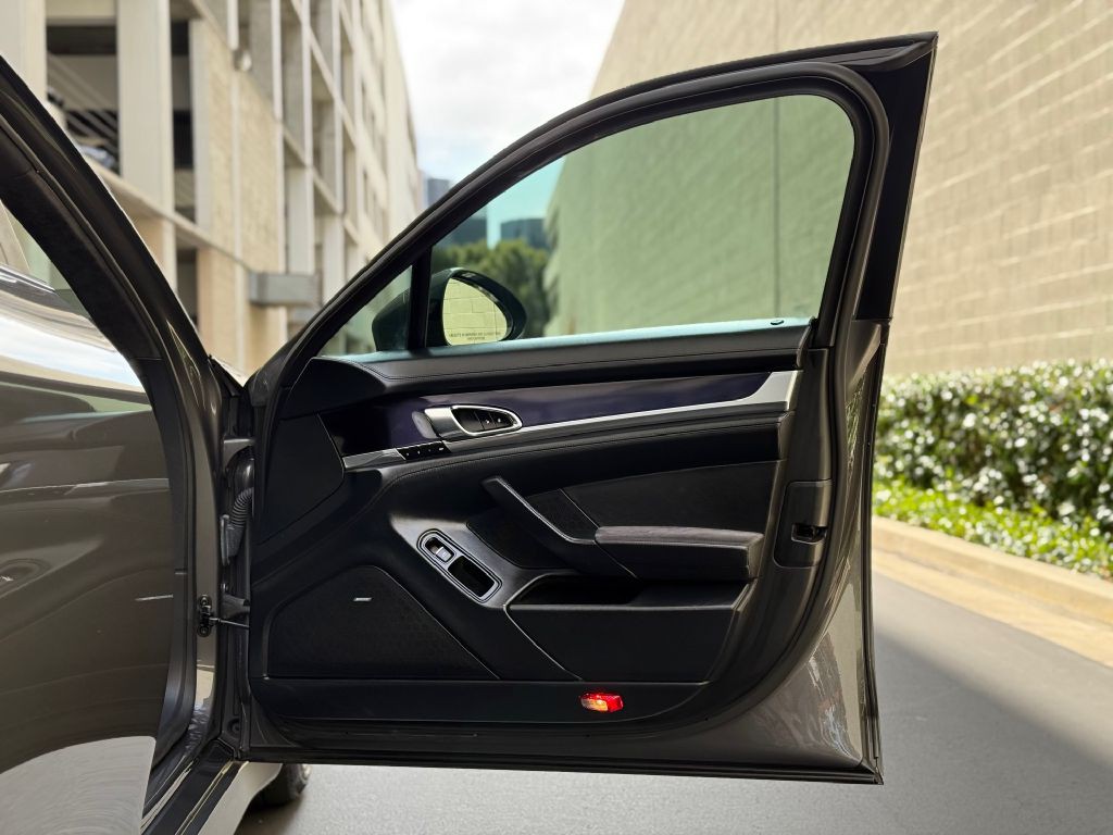 2013 Porsche Panamera Image 50