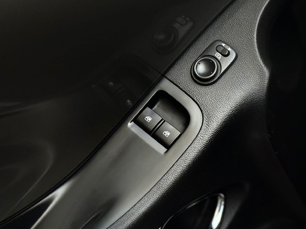 2011 Chevrolet Camaro Image 24