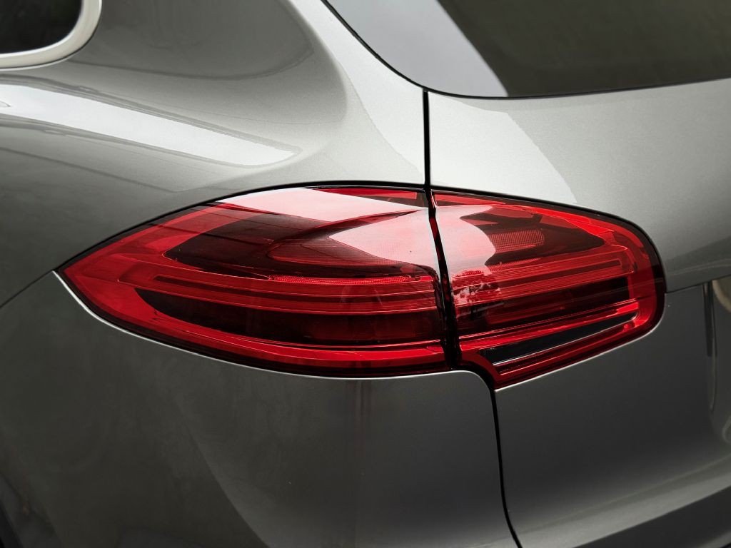 2017 Porsche Cayenne Image 25