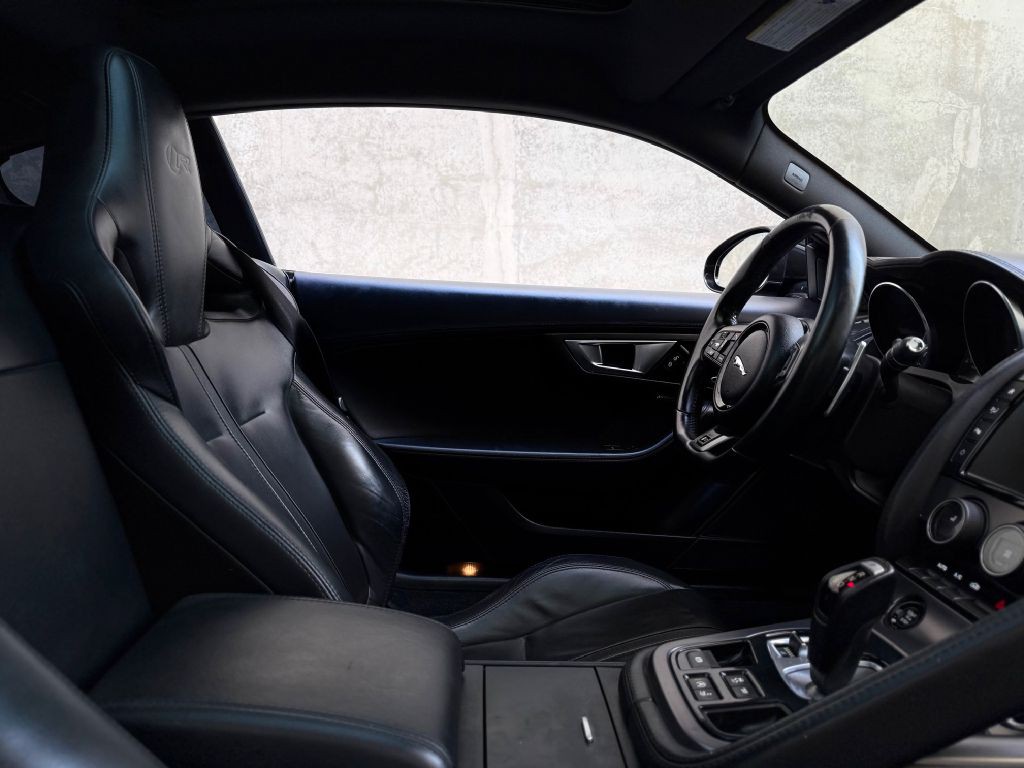 2017 Jaguar F-TYPE Image 25