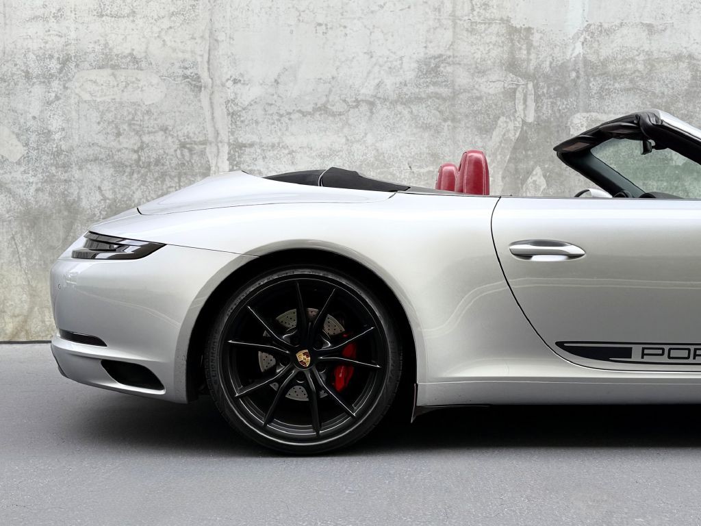2018 Porsche 911 Image 24