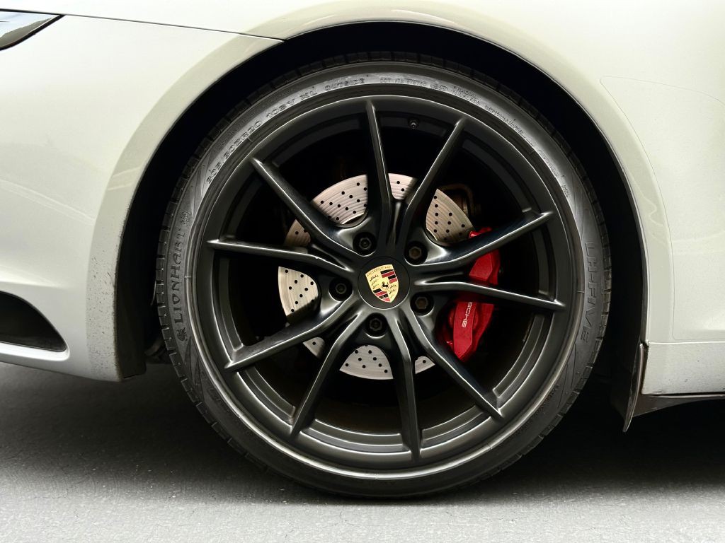 2018 Porsche 911 Image 25