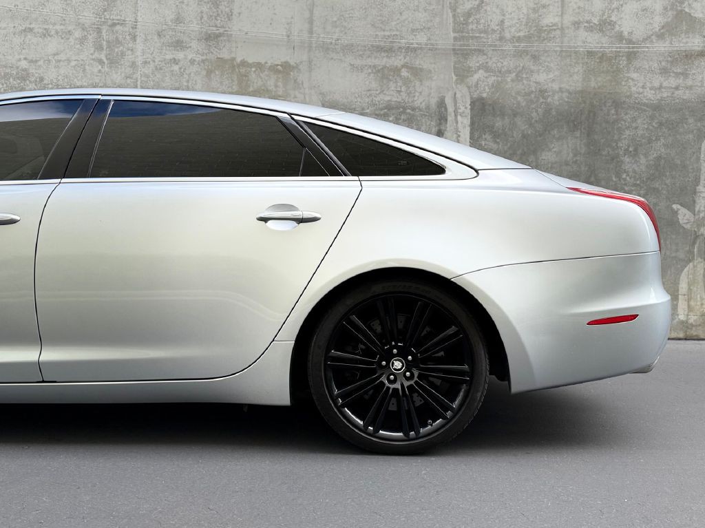 2012 Jaguar XJ Image 7