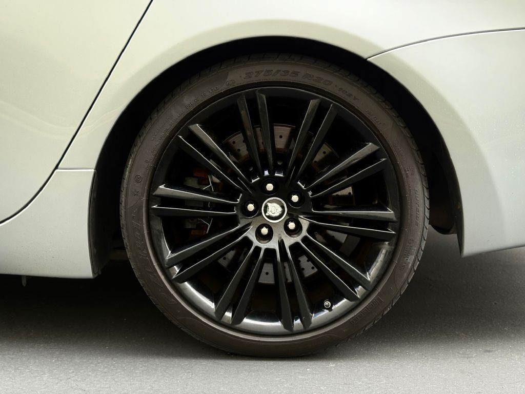 2012 Jaguar XJ Image 8