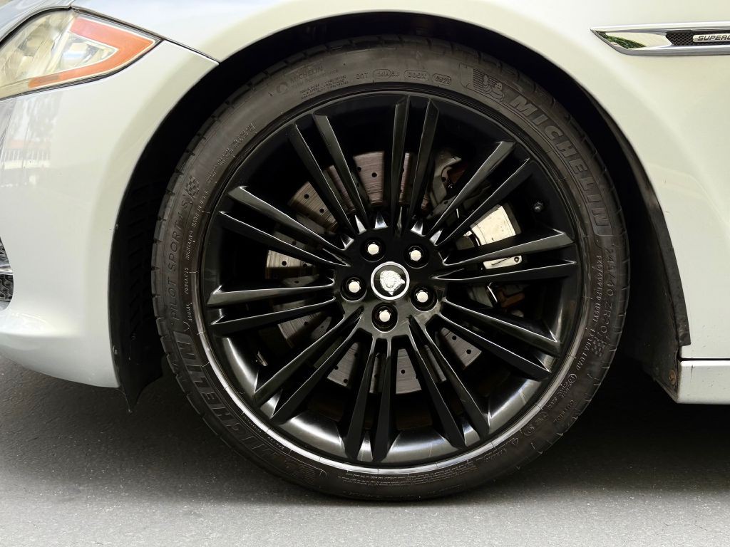 2012 Jaguar XJ Image 9