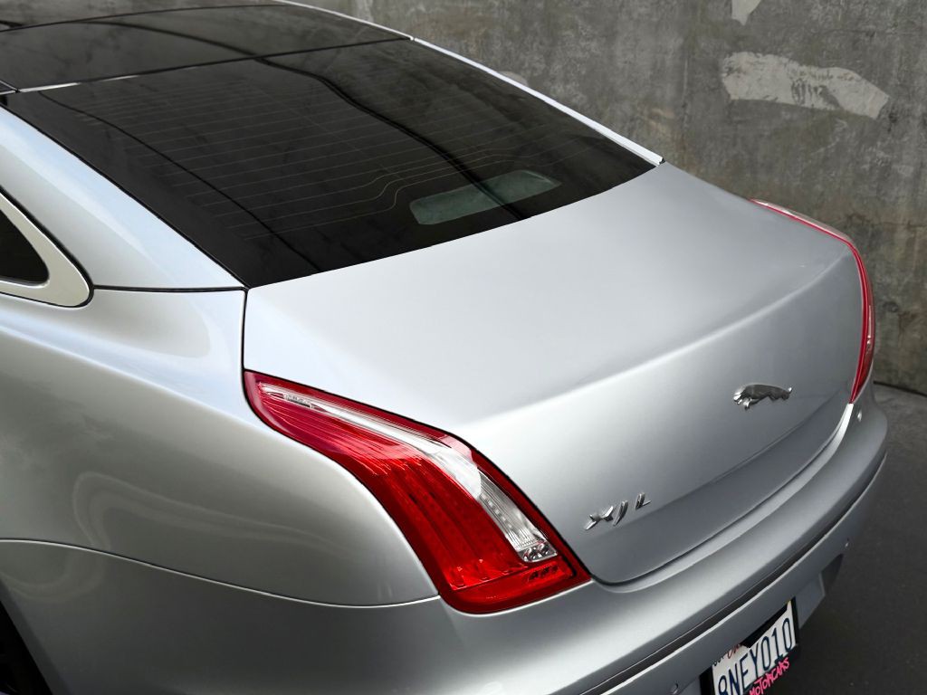 2012 Jaguar XJ Image 11
