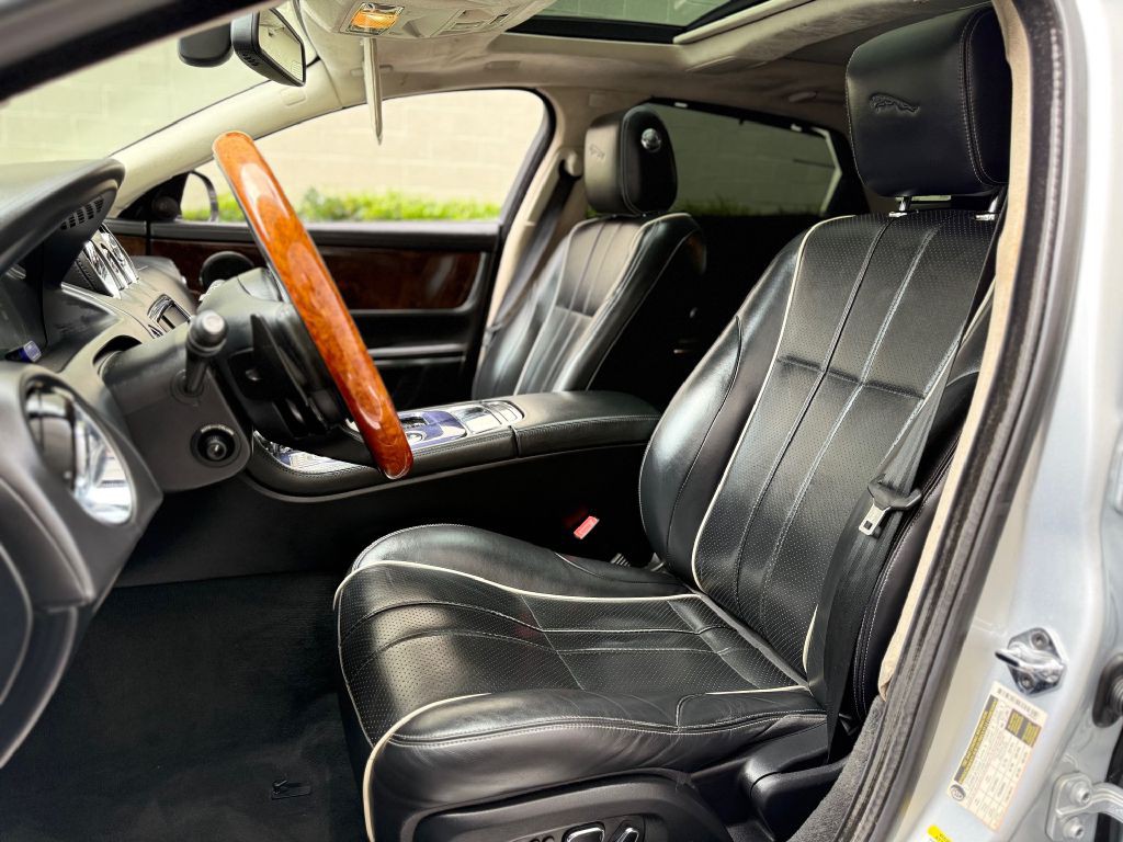 2012 Jaguar XJ Image 25