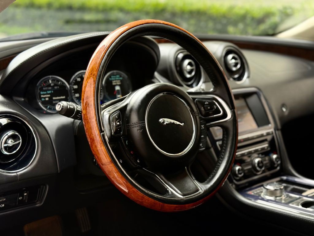 2012 Jaguar XJ Image 26