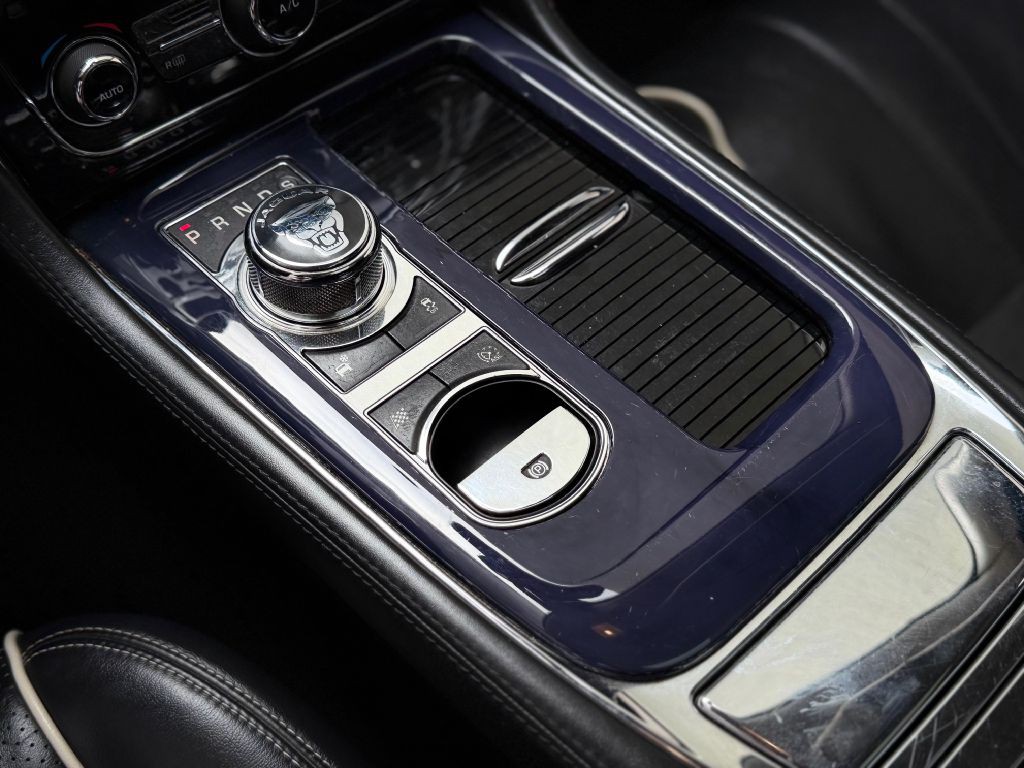 2012 Jaguar XJ Image 28