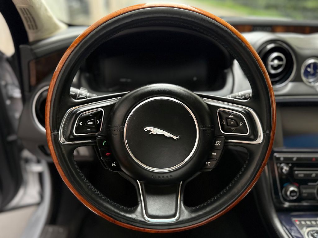 2012 Jaguar XJ Image 29