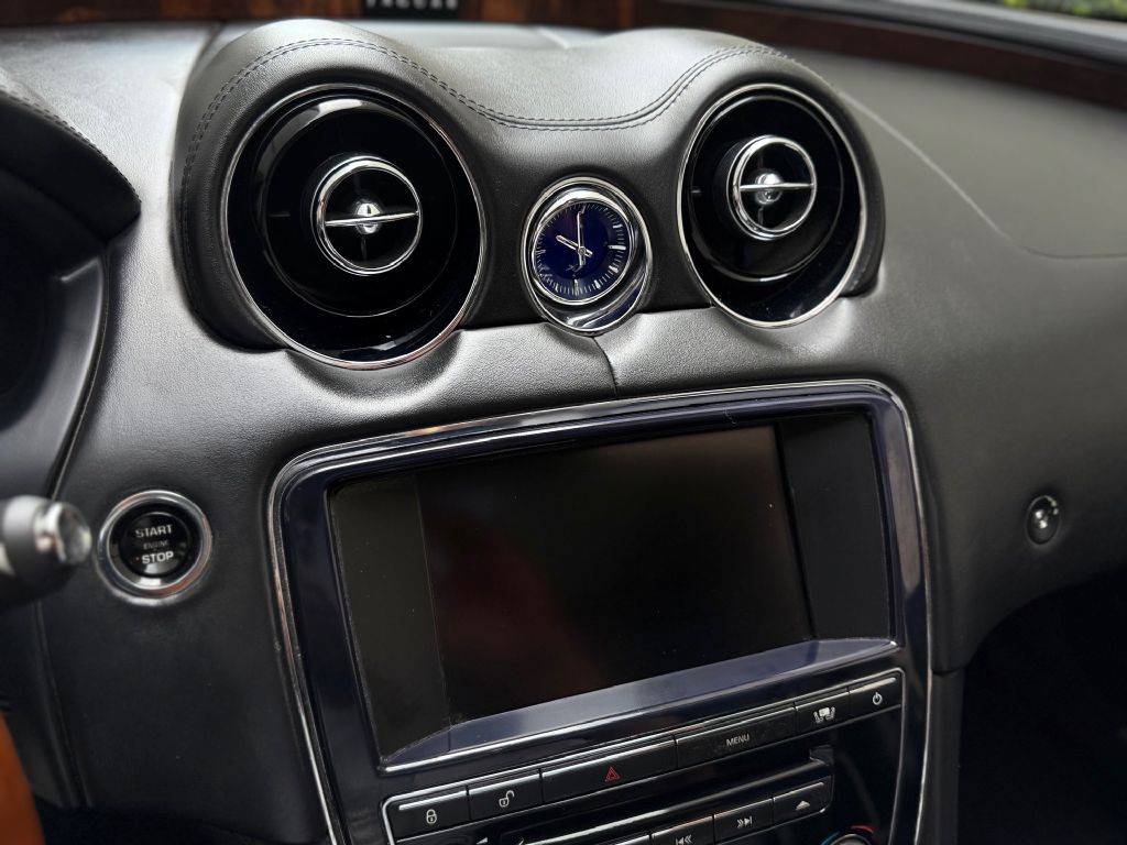 2012 Jaguar XJ Image 31
