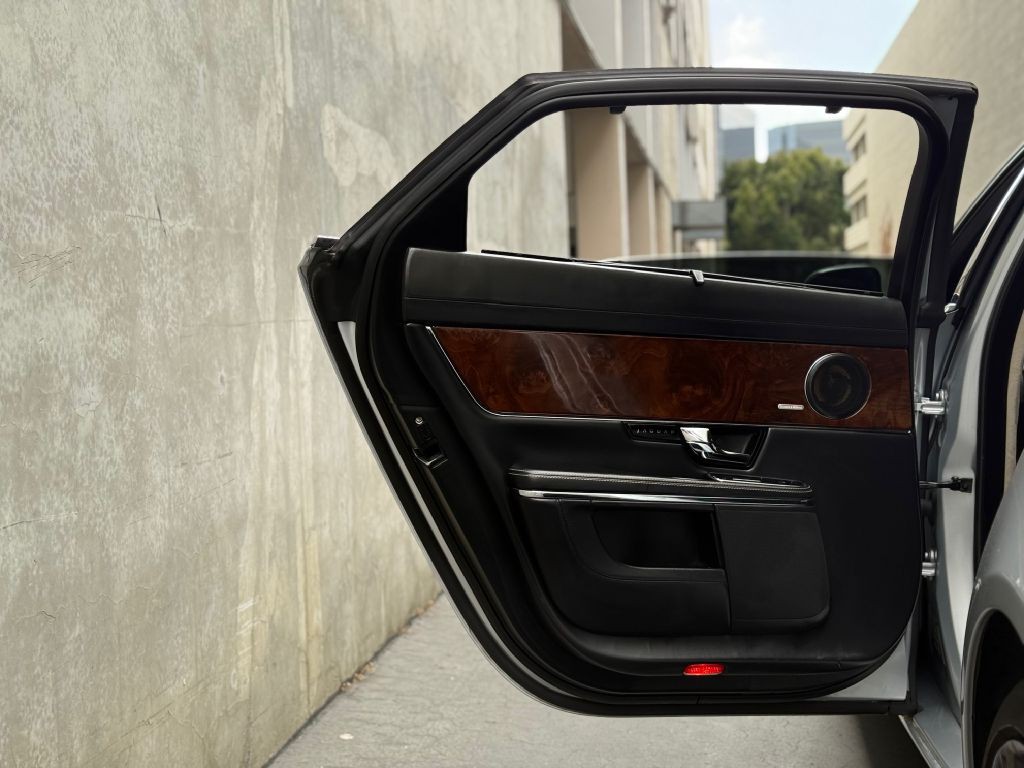 2012 Jaguar XJ Image 32