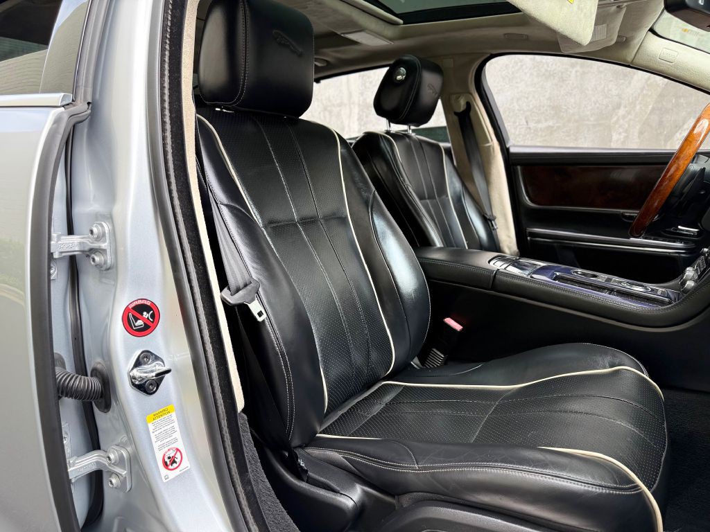 2012 Jaguar XJ Image 42