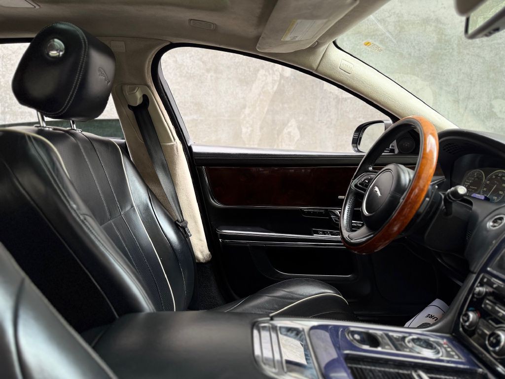 2012 Jaguar XJ Image 43