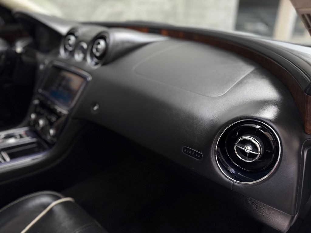 2012 Jaguar XJ Image 44