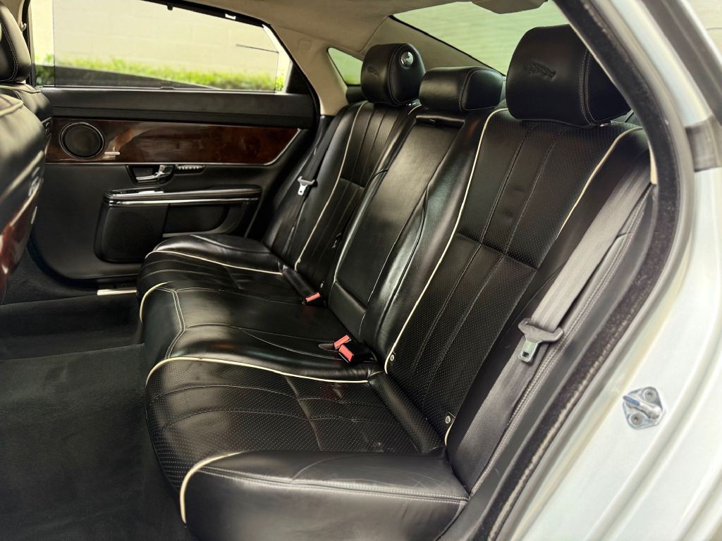 2012 Jaguar XJ Image 35