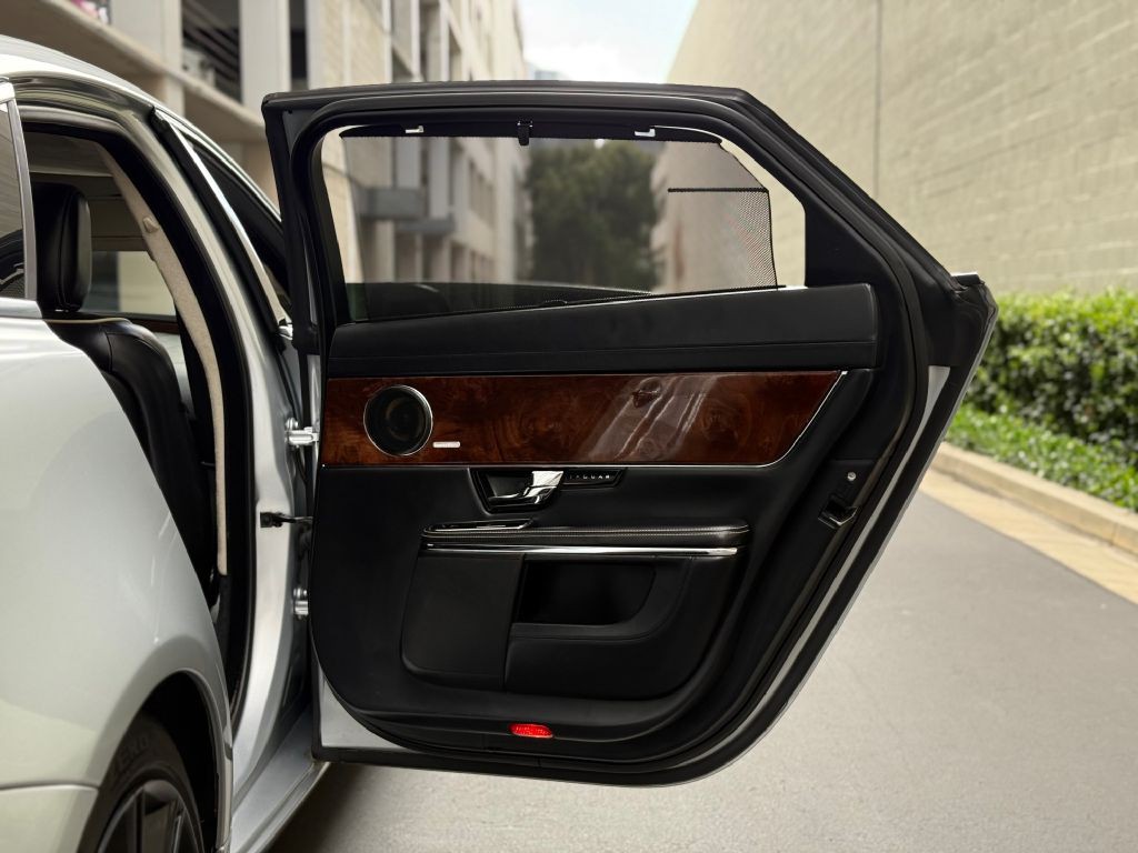 2012 Jaguar XJ Image 38