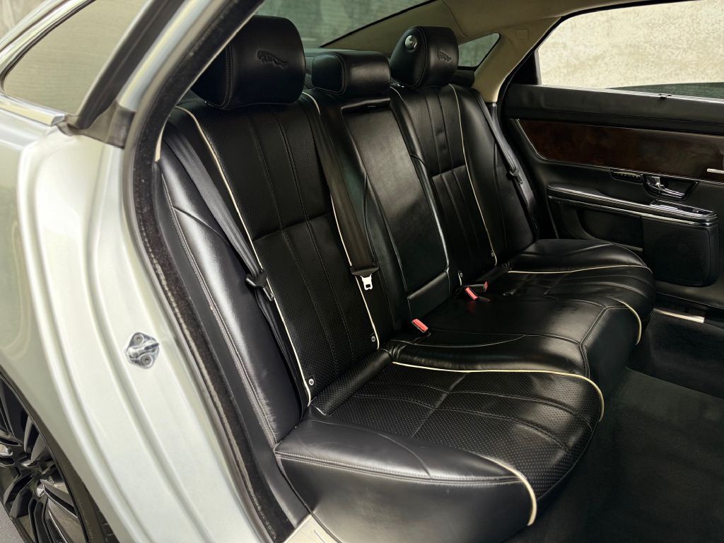 2012 Jaguar XJ Image 40