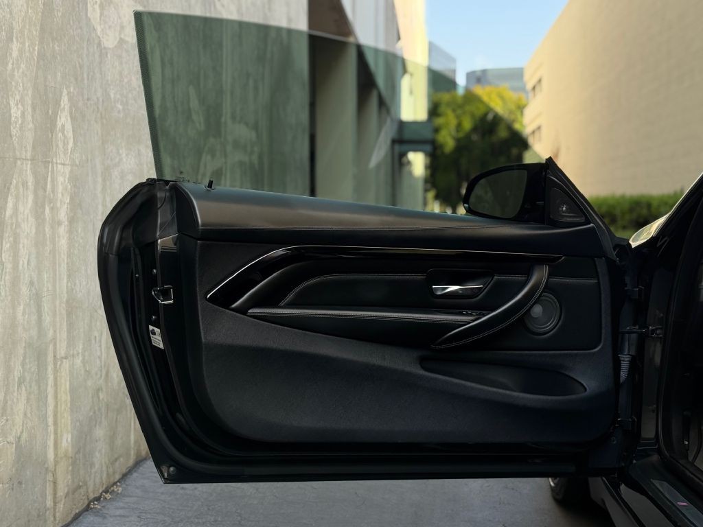 2015 BMW M4 Image 25