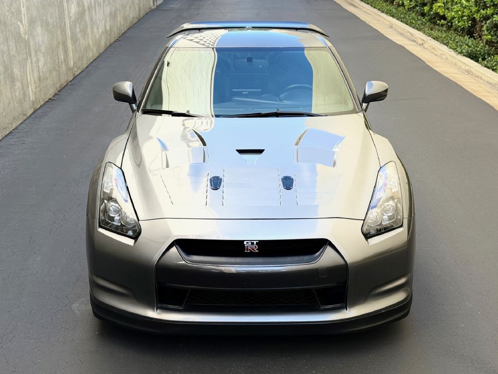 2010 Nissan GT-R Image 3